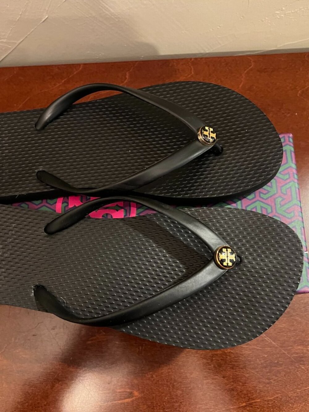Tory Burch Women’s Black Flip Flop Sandals Gold Logo PVC Thong - Size 7 - Picture 5 of 10
